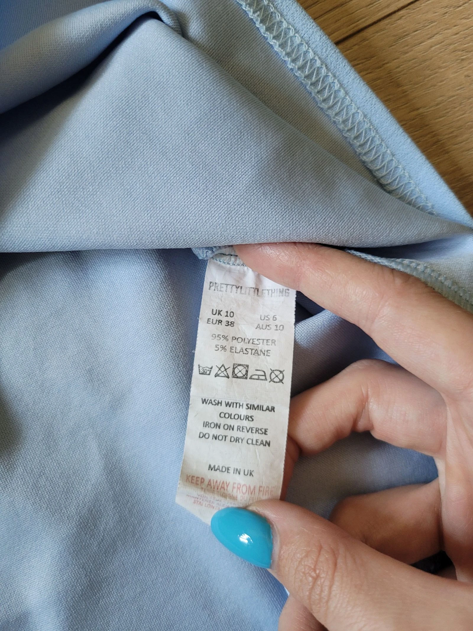 Asymmetrische jurk in hemelsblauw van PrettyLittleThing – Maat 38 – photo 2